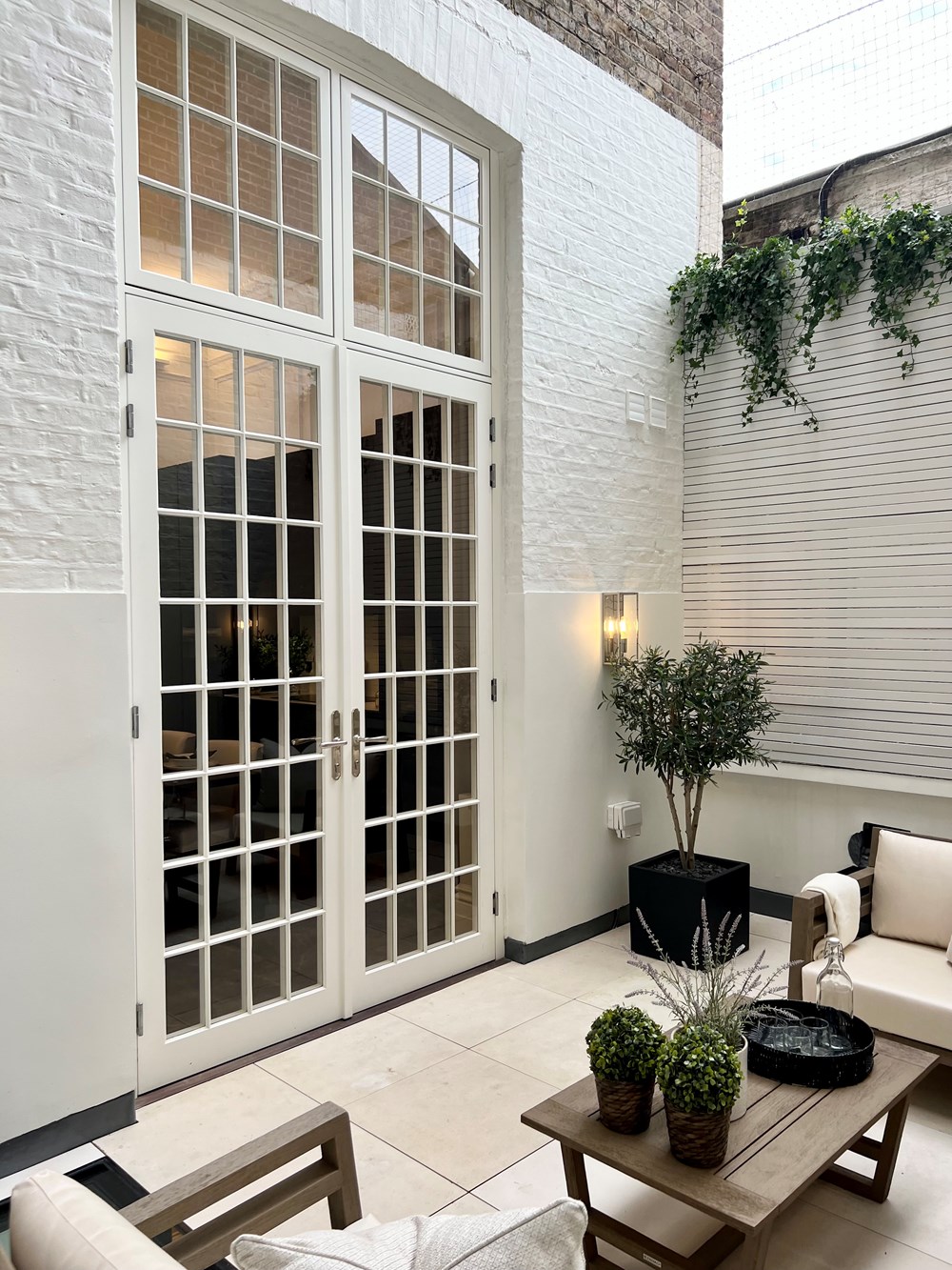 Stunning Knightsbridge apartment situated in prestigious garden square with four stunning bedrooms and twin-level terrace