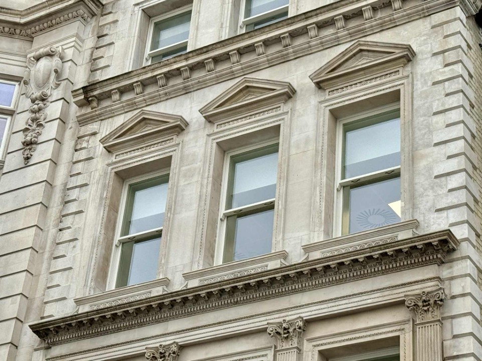 Exquisite bespoke timber box sash windows by Lomax + Wood for the Del Core flagship store at 123–124 New Bond Street, Mayfair, London.